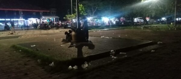 Sampah Berserakan di Taman Alun - alun Tastura, Diduga Bekas Penonton Air Mancur