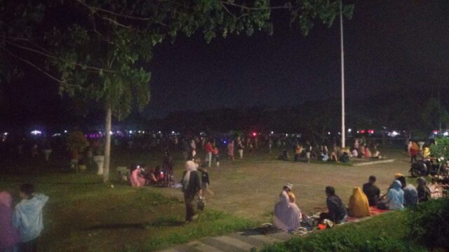 Nonton Air Mancur, Ratusan Warga Padati Taman Alun-alun Tastura