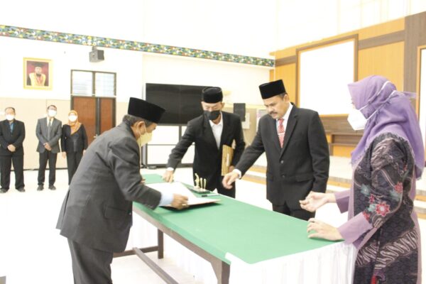 Rektor Unram Lantik Wakil Direktur Bidang Akademik dan Kemahasiswaan Pascasarjana