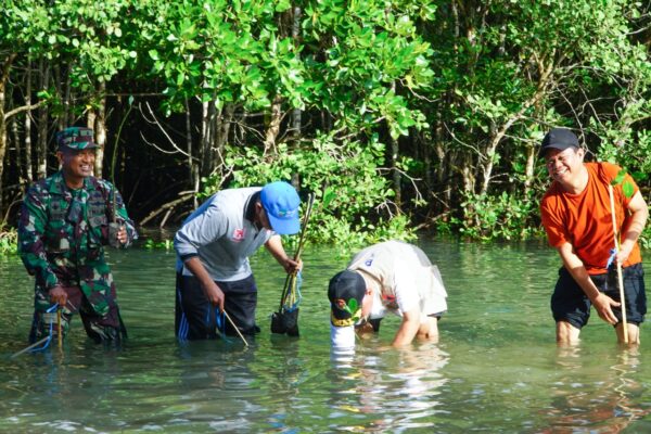 Desa Ekas Buana jadi Kegiatan Penghijauan Satlat ll Hiu Latsitardanus 42