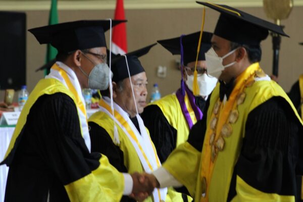 Rektor Universitas Mataram Kukuhkan Tiga Guru Besar