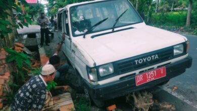 Mobil Dinas Milik Pemda Lombok Tengah Mengalami Kecelakaan Hingga Terguling