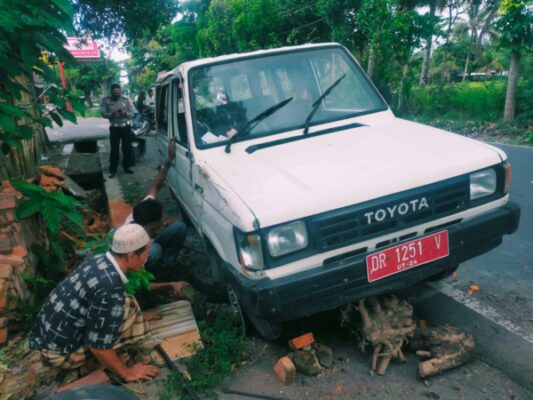Mobil Dinas Milik Pemda Lombok Tengah Mengalami Kecelakaan Hingga Terguling