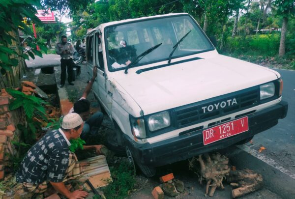 Mobil Dinas Milik Pemda Lombok Tengah Mengalami Kecelakaan Hingga Terguling