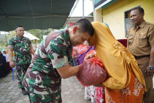 Di Dompu Danrem 162 Berikan Bantuan Sembako untuk orang Tua Jompo