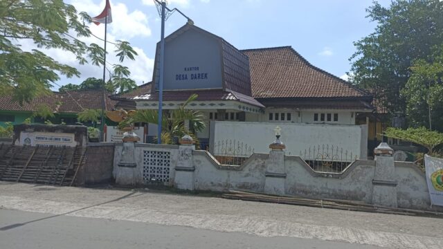 Aktivitas di Kantor Desa Darek Berjalan Seperti Biasa
