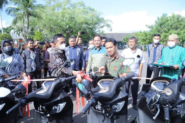 Bupati Lombok Tengah Kucurkan 11 Motor Bagi Bidan Desa
