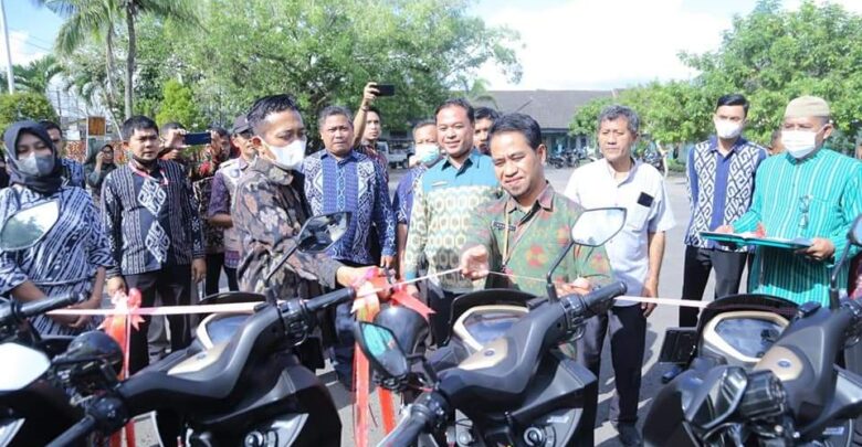 Bupati Lombok Tengah Kucurkan 11 Motor Bagi Bidan Desa