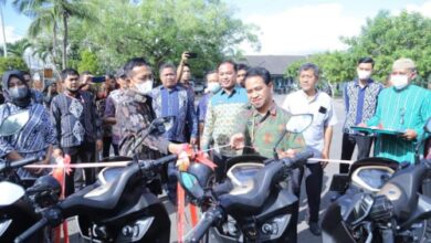 Bupati Lombok Tengah Kucurkan 11 Motor Bagi Bidan Desa