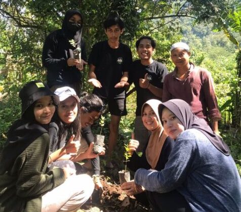 KKNT Unram Tanam Pohon Berbuah Guna Menyokong Kas Masjid di Malaka