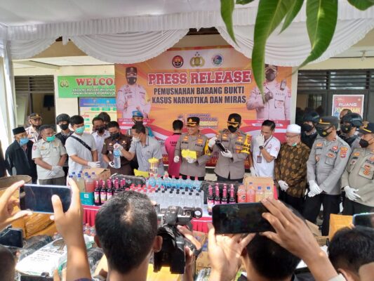 Polres Lotim Musnahkan Barang Bukti Narkotika dan Minuman Keras