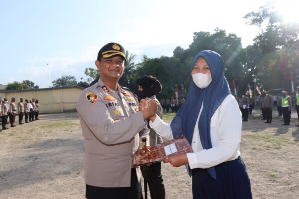 Sri dari Batujai mendapat Penghargaan Kapolres Lawan Jambret