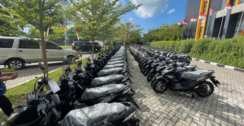 Bupati Lotim Serahkan 239 Randis Roda Dua Operasional Pekasih