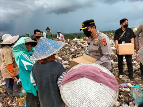 Kapolda NTB Salurkan Bansos, Sasar Masyarakat di TPA Kebon Kongok