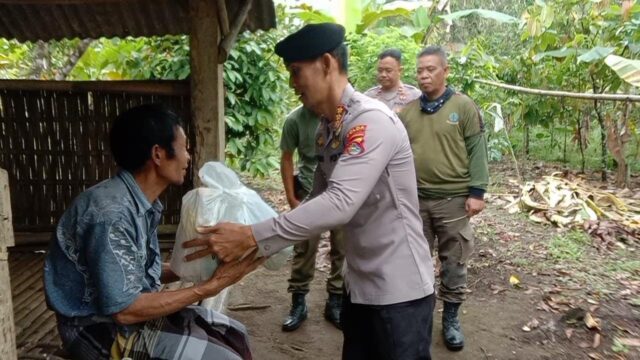 Unit Satwa Turangga Dikerahkan Polda NTB Salurkan Bansos