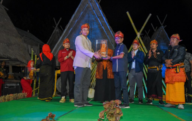 Gubernur NTB membuka Festival Budaya Uma Lengga V di Wawo