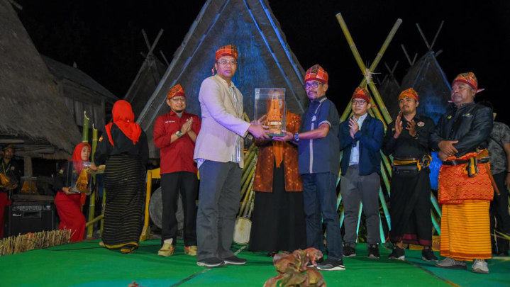 Gubernur NTB membuka Festival Budaya Uma Lengga V di Wawo