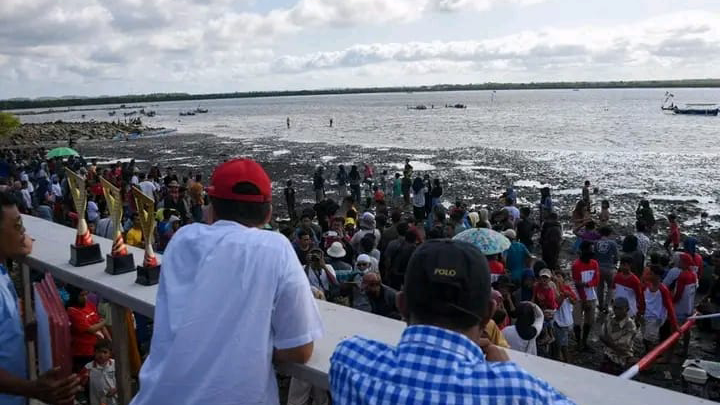 Penutupan Festival Balap Sampan oleh Gubernur NTB