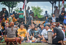 Penutupan Festival Presean oleh Gubernur NTB di Desa Sukarara