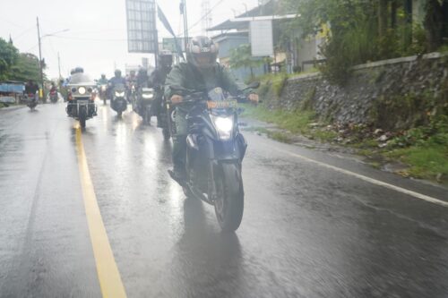 Touring Berbagi Kasih Korem 162/WB Tetap Dilakukan Meski Hujan Lebat