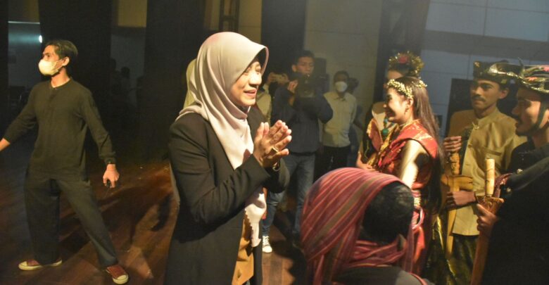 Hj. Niken Hadiri Pagelaran teater on stage 2022 di Taman Budaya