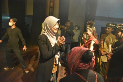 Hj. Niken Hadiri Pagelaran teater on stage 2022 di Taman Budaya