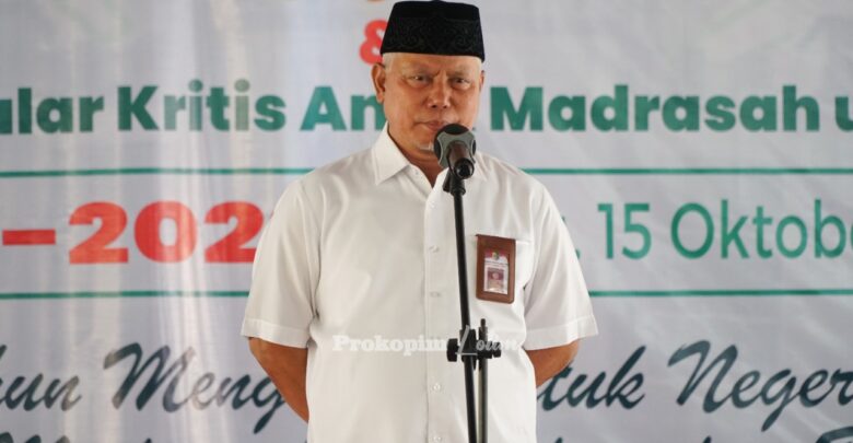 Bupati Lotim Meminta Sekolah Tidak Menutup Gerbang Bagi Siswa Terlambat