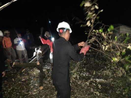 Reaksi Cepat Brimob Polda NTB Bantu Terdampak Angin Puting Beliung