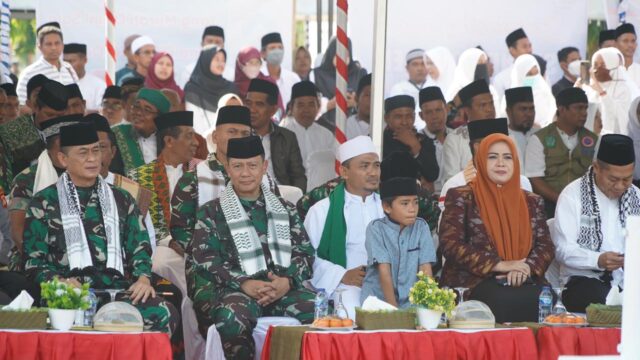 Pangdam lX/Udayana Didampingi Danrem 162/WB Hadiri Hari Santri Nasional