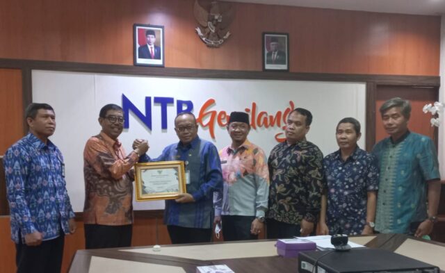 Penyerahan Piagam Penghargaan OPIN WTP ke-XI