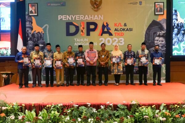 H.M. Sukiman Azmy Menerima Langsung DIPA TKDD 2023 dari Gubernur