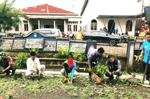 Mahasiswa KKN Tematik Unram Gelar Penghijauan dan Clean Up Akbar di Desa Bilebante