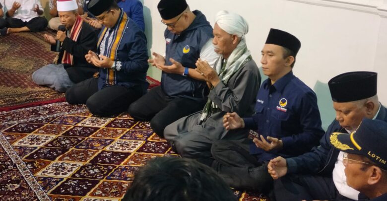 Anies Baswedan ke NTB dan Berziarah Makam Maulana Syeikh