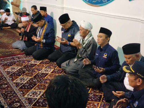 Anies Baswedan ke NTB dan Berziarah Makam Maulana Syeikh