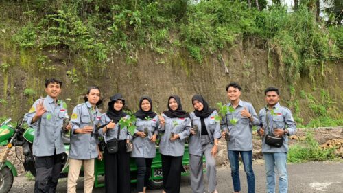Mahasiswa KKN Tematik Unram Lakukan Penanaman dan Pembagian Bibit Pohon di Desa Kalijaga Selatan