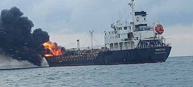 Kapal Minyak Terbakar Di Pantai Ampenan Lombok