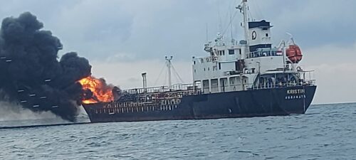 Kapal Minyak Terbakar Di Pantai Ampenan Lombok