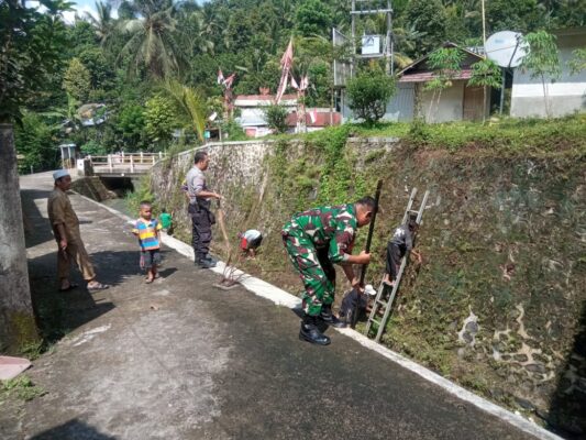 Koramil 1606-07/Gunungsari Menjaga Kebersihan Jelang Bulan Ramadhan