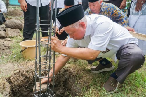 Peletakan Batu Pertama Pembangunan Musholla SMP 1 Keruak