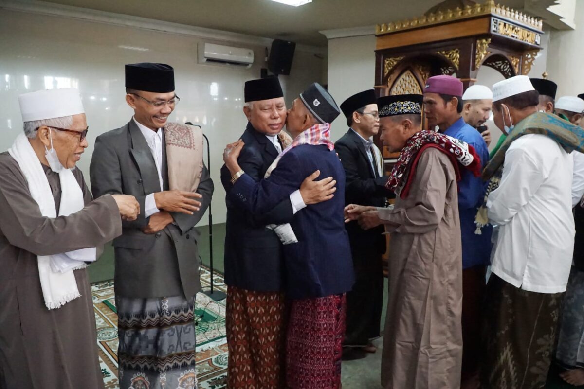 Warga Selong Melaksanakan Sholat Idul Fitri di Masjid Agung Almujahidin