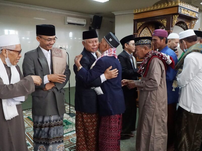 Warga Selong Melaksanakan Sholat Idul Fitri di Masjid Agung Almujahidin