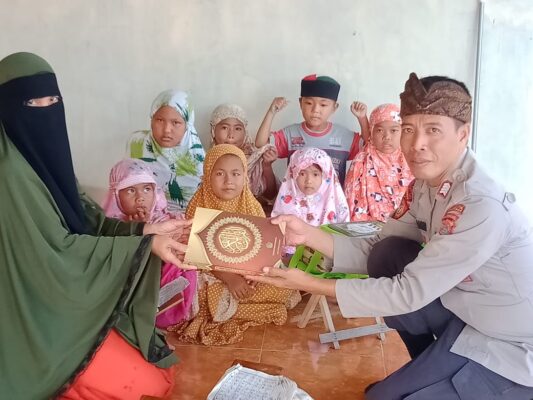 Polisi Lingkungan Gatep Berikan Bantuan Mushaf Al Qur'an dan Iqro Di TPQ Nidaan Khofia