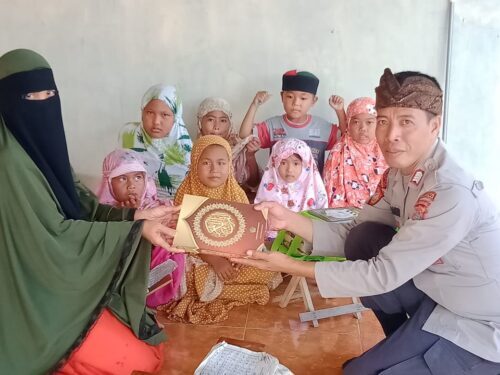 Polisi Lingkungan Gatep Berikan Bantuan Mushaf Al Qur'an dan Iqro Di TPQ Nidaan Khofia