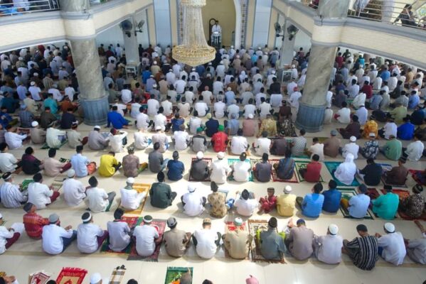 Gubernur NTB Menjadi Khotib di Masjid An Nur Pohgading