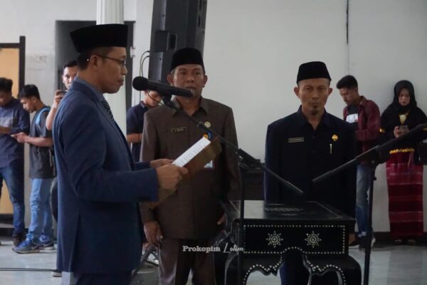 AmpenanNews. Mengisi kekosongan jabatan Kepala Dinas Parwisata Lombok Timur, Sekretaris Daerah Muhammad Juaini Taofik mewakili Bupati melantik dan mengambil sumpah jabatan Widayat, S.Pd., M.Pd. pada Selasa (25/7) di Pendopo Bupati. Widayat terpilih dari 11 orang yang mengikuti seleksi jabatan pimpinan tinggi (JPT) pratama beberapa waktu lalu. Selain Widayat pada kesempatan tersebut juga dilantik sejumlah nama yang mengisi posisi administrator, pengawas, dan kepala UPTD Puskesmas lingkup Pemda Kabupaten Lombok Timur. Sekda, kepada seluruh pejabat yang dilantik, mengingatkan tugas dan tanggung jawab yang menunggu pasca prosesi pelantikan yang singkat. Perubahan lingkungan kerja diharapnya mendorong penyegaran dan munculnya inovasi untuk peningkatan pelayanan kepada masyarakat, “pelantikan hanya beberapa menit tetapi lingkungan kerja berubah, tanggung jawab juga berubah,” jelasnya. Ditegaskannya bahwa setiap ASN harus dapat menerima ditempatkan di wilayah mana saja. Apalagi menurutnya tidak ada wilayah yang ekstrim di Lombok Timur sebab akses terhadap berbagai fasilitas relatif memadai. Ia juga menggarisbawahi peran kepala UPTD Puskesmas. Di Lombok Timur dengan cakupan kesehatan semesta atau universal health coverage (UHC) yang mencapai 90% tantangan pelayanan kesehatan akan semakin berkembang sesuai tuntutan masyarakat. Karena itu dituntut adanya perubahan dan inovasi seiring peningkatan harapan publik, “Dengan UHC lebihd ari 90% akan sangat sibuk, harus banyak variasi dan inovasi,” harapnya. Sekda juga menjelaskan terkait pelantikan yang masih dilakukan tiga bulan jelang berakhirnya masa jabatan kepala daerah. Ia menyebut Undang-Undang nomer 10 Tahun 2016 Tentang perubahan kedua atas undang-undang nomer 1 tahun 2015 tentang penetapan peraturan pemerintah pengganti undang-undang nomor 1 tahun 2014 tentang pemilihan gubernur, bupati, dan walikota menjadi undang-undang pada pasal 71 memang tidak memperbolehkan penggantian pejabat. Akan tetapi dengan adanya Pilkada serentak maka merujuk masa jabatan kepala daerah selama lima tahun, maka seluruh kewenangan masih dapat dilaksanakan. Karena itu pula ia mengingatkan kepada seluruh yang dilantik khususnya, dan ASN umumnya untuk melaksanakan tugas dan tanggung jawab dengan sebaik-baiknya, sebab kepala daerah masih memiliki kewenangan untuk mengevaluasi kinerja seluruh jajarannya, “niatkan bekerja dengan baik,” tutupnya