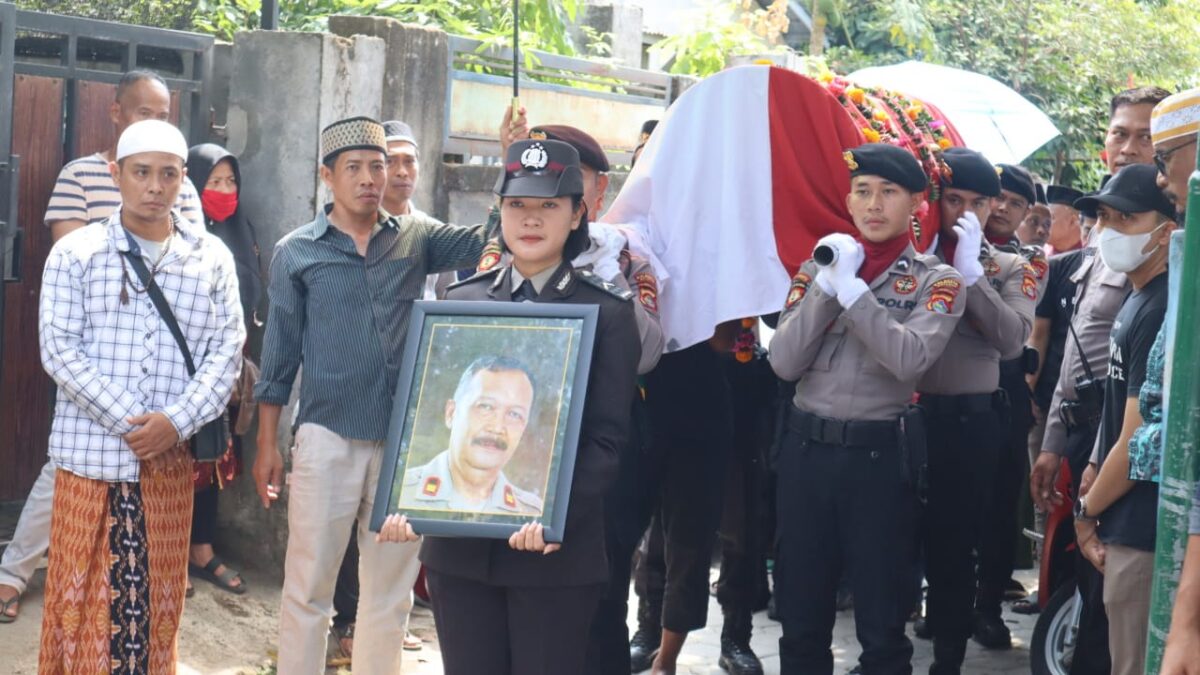 Pemakaman Secara Dinas Almarhum Salah Satu Purnawirawan oleh Polresta Mataram di TPU Gatep