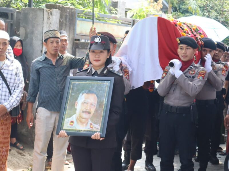 Pemakaman Secara Dinas Almarhum Salah Satu Purnawirawan oleh Polresta Mataram di TPU Gatep