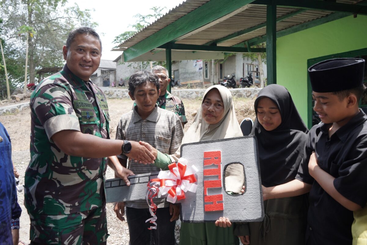 Korem 162/WB Bedah Rumah Tidak Layak Huni di Loteng sebanyak 7 Unit