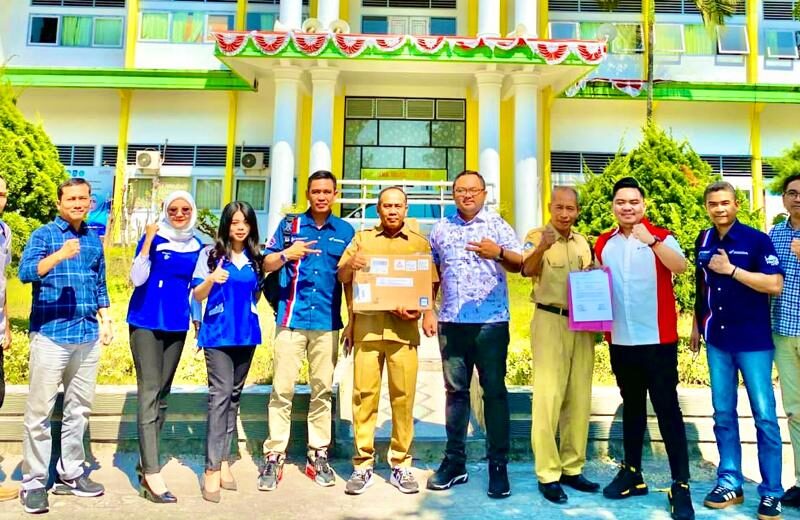 FIF Group Membagikan 10 Laptop ke Sekolah Pertanian Lotim