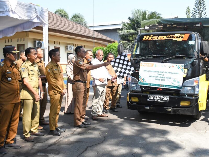 Pj Bupati Lotim Kembali Salurkan Bantuan Pangan Kepada KPM